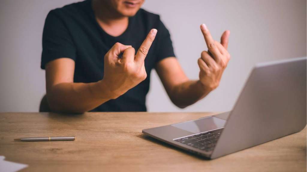 經常憤世嫉俗、怠慢工作